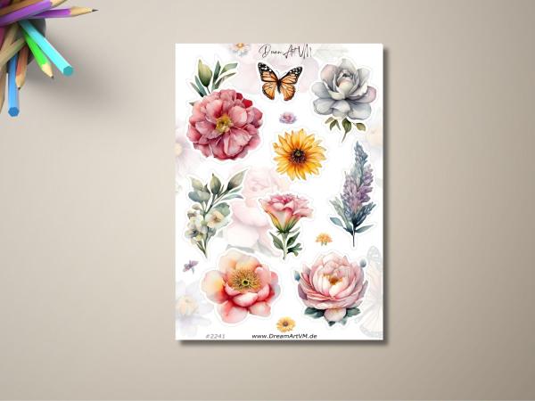 Stickerbogen mit floralen Motiven, einschließlich Rosen, Lavendel, Sonnenblumen und Schmetterlingen in sanften Farben. Perfekt für kreative Dekorationen und DIY-Projekte. Design von DreamArt VM, Stickerbogen #2241.